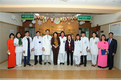 Phó chủ tịch nước Đặng Thị Ngọc Thịnh thăm, chúc tết CBNV Bệnh viện Bạch Mai và tặng quà cho người bệnh